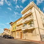 Golden Luxe - Modern Next The Appartamento